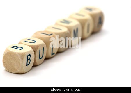 Blocchi di legno con la parola bulimia in lettere blu isolato su sfondo bianco profondità di campo Foto Stock