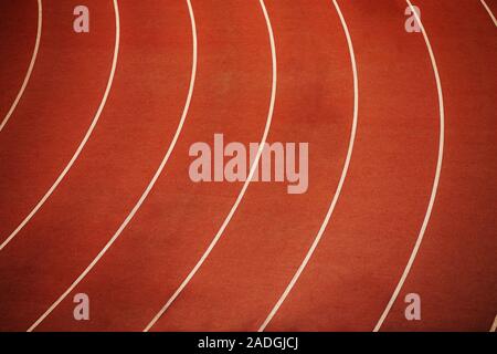 Sport sfondo. pista rossa in esecuzione in stadium Foto Stock