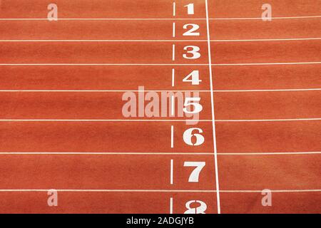 Linea di finitura rosso corsa su pista di atletica leggera. sfondo sport Foto Stock