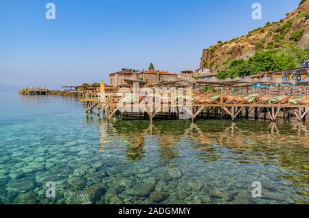 Spiaggia presso la storica costa cittadina di Assos a Canakkale, Turchia. Preparazione per la stagione marina. Area di scrittura pronta all'uso in un'opera grafica a tema natalizio. Foto Stock