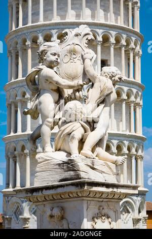 La statua di angeli in Piazza dei Miracoli a Pisa, Torre Pendente in background Foto Stock