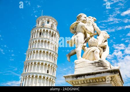 La statua di angeli in Piazza dei Miracoli a Pisa, Torre Pendente in background Foto Stock