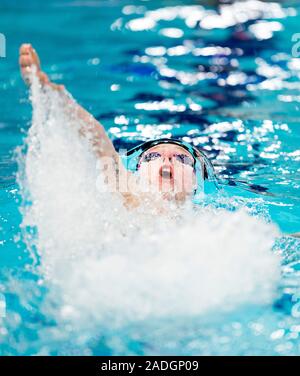 Gran Bretagna Max Litchfield a competere in Uomini 200m dorso si riscalda durante l'Unione breve corso di nuoto campionati a Tollcross International centro nuoto, Glasgow. Foto Stock