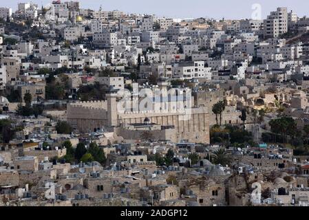 Una panoramica della Tomba dei patriarchi, o la moschea Ibrahimi, nella città divisa di Hebron, West Bank, Mercoledì, 4 dicembre 2019. Difesa israeliano Ministro Naftali Bennett ha ordinato ai funzionari di avviare la pianificazione di un nuovo insediamento ebraico nel cuore di Hebron, che i funzionari palestinesi dire è un risultato di U.S. Presidente Donald Trump per la decisione di legittimare gli insediamenti. Foto di Debbie Hill/UPI Foto Stock