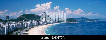 Elevato angolo di visione degli edifici lungo una costa, Copacabana, Rio de Janeiro, Brasile Foto Stock