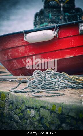 Red Boat in Port Isaac Harbour, Cornwall, England, Regno Unito Foto Stock