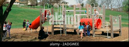 I ragazzi e le ragazze a giocare in un parco giochi, Baltimore, Maryland, Stati Uniti d'America Foto Stock