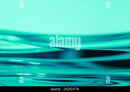 Abstract sfocato morbido futuristico focalizzato sullo sfondo ondulate. Alla moda colori menta concetto. Foto Stock