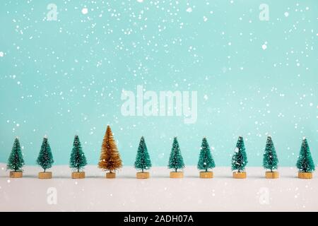 Sfondo di natale con decorazioni su sfondo bianco. Natale e Anno Nuovo concetto d'inverno. Appartamento laico, vista dall'alto. Foto Stock