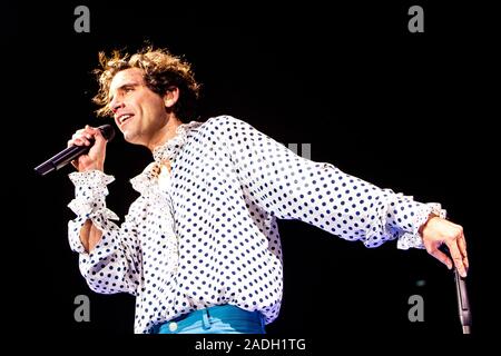 Mika esegue live al Mediolanum Forum di Milano, Italia, il 03 dicembre 2019. Mika è un inglese un artista di registrazione e il cantante-cantautore, e fu nominato il numero uno di predizione atto rivoluzionario del 2007 in una relazione annua di BBC il polling dei critici di musica, suono di 2007. Mika ha liberato il suo primo full-length album in studio, vita in Cartoon Motion, sull isola di record nel 2007, che ha venduto più di 5,6 milioni di copie in tutto il mondo e ha contribuito a Mika vincere un Brit Award-winning Best British Breakthrough act e ricevere un Grammy Award Foto Stock