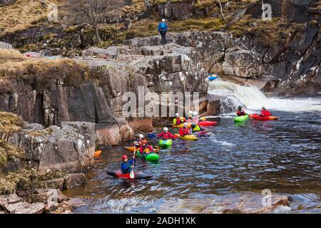 Gruppo di adolescenti formazione in kayak sul fiume Etive Falls, Glencoe, Highlands scozzesi, Scotland, Regno Unito in Marzo Foto Stock