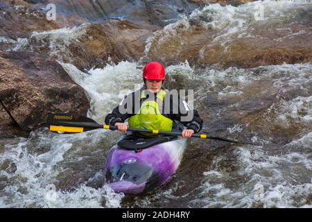 Gruppo di adolescenti formazione in kayak sul fiume Etive Falls, Glencoe, Highlands scozzesi, Scotland, Regno Unito in Marzo Foto Stock