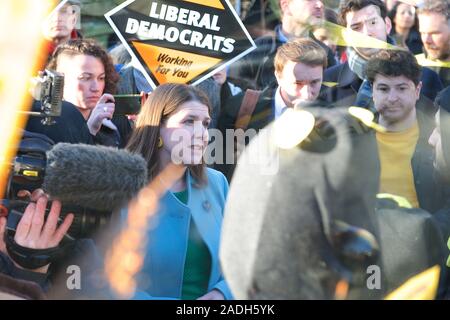 Streatham, London, Regno Unito. 04 Dic, 2019. La Ribellione di estinzione sono ronzavano in autobus di campagna questa mattina (04.12.19) e impegnativo il clima e l'emergenza ecologica è in cima alle priorità di questa elezione. 6 attivisti vestite come le api sono sono in Streatham presso il Lib Dem bus, una persona è incollato al bus. La protesta, che con il nome 'Bee-yond politica", viene effettuata per ricordare i politici dell'insostituibile la perdita di biodiversità che è una diretta conseguenza della loro scarsa, irresponsabile politica. Credito: Gareth Morris/Alamy Live News Foto Stock