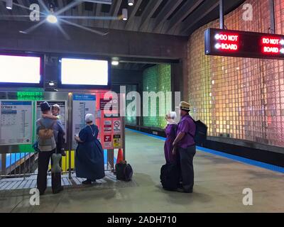 Famiglia Amish, CTA Terminal presso l'Aeroporto O'Hare di Chicago, Illinois. Murphy/Jahn Studio di Architettura design Foto Stock