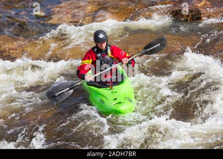 Gruppo di adolescenti formazione in kayak sul fiume Etive Falls, Glencoe, Highlands scozzesi, Scotland, Regno Unito in Marzo Foto Stock