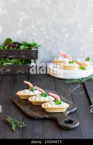 Tortine con il piccante di ricotta e gamberi. Semplice e facile snack. Bellissimo e confortevole il cibo. Foto Stock