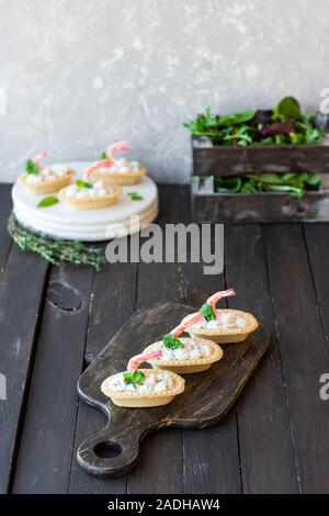 Tortine con il piccante di ricotta e gamberi. Semplice e facile snack. Bellissimo e confortevole il cibo. Foto Stock