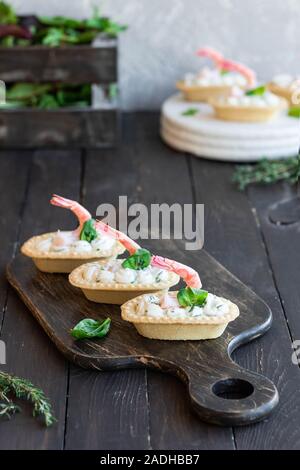 Tortine con il piccante di ricotta e gamberi. Semplice e facile snack. Bellissimo e confortevole il cibo. Foto Stock