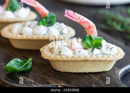 Tortine con il piccante di ricotta e gamberi. Semplice e facile snack. Bellissimo e confortevole il cibo. Foto Stock