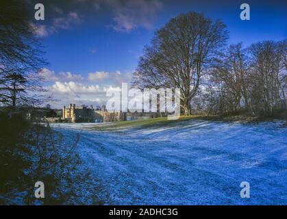 Paesaggio invernale del Castello di Leeds nella neve, Kent, Inghilterra, Regno Unito Foto Stock