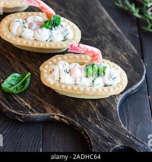 Tortine con il piccante di ricotta e gamberi. Semplice e facile snack. Bellissimo e confortevole il cibo. Foto Stock