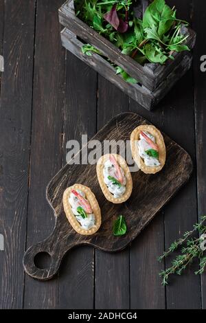 Tortine con il piccante di ricotta e gamberi. Semplice e facile snack. Bellissimo e confortevole il cibo. Foto Stock