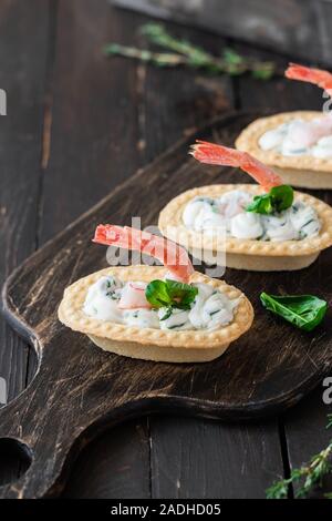 Tortine con il piccante di ricotta e gamberi. Semplice e facile snack. Bellissimo e confortevole il cibo. Foto Stock