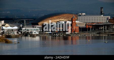 Vista che domina la baia di Cardiff che mostra edifici ufficiali in background Foto Stock