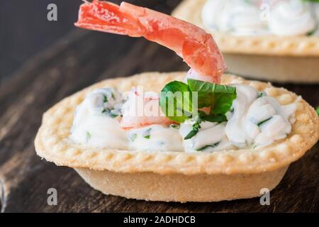 Tortine con il piccante di ricotta e gamberi. Semplice e facile snack. Bellissimo e confortevole il cibo. Foto Stock