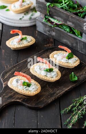 Tortine con il piccante di ricotta e gamberi. Semplice e facile snack. Bellissimo e confortevole il cibo. Foto Stock