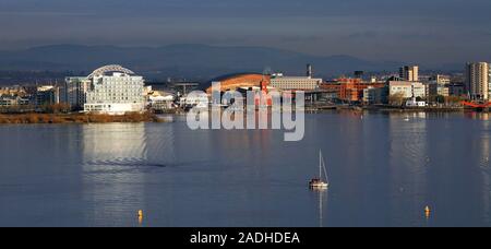 Vista che domina la baia di Cardiff che mostra edifici ufficiali in background Foto Stock