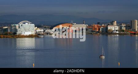 Vista che domina la baia di Cardiff che mostra edifici ufficiali in background Foto Stock