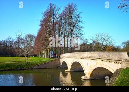 Ponte sul fiume Cam al Trinity College di Cambridge University, Inghilterra, su una soleggiata giornata invernale. Foto Stock