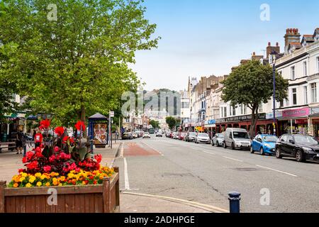 Mostyn street, la via principale dello shopping a Llandudno Gwynedd Wales UK Foto Stock