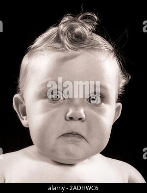 Anni Cinquanta accigliata triste BABY LA PARTE SUPERIORE DELLA TESTA I CAPELLI RICCI GUARDANDO TELECAMERA - b8627 HAR001 HARS TURBATO B&W interessate accigliata tristezza il contatto visivo BUG-EYED piangendo testa e spalle BAWLING RICCI DI UMORE PIANGENDO GLUM CONCETTUALE WIDE-EYED CURL intensa novellame miserabile bambina in bianco e nero di etnia caucasica HAR001 in vecchio stile c'erano pochi sorrisi Foto Stock