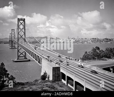 Degli anni Cinquanta VISTA DELLA STORIA DI SAN FRANCISCO AUTOMOBILES attraversando il Bay Bridge visto da OAKLAND CALIFORNIA USA - b7836 FST001 HARS in vecchio stile Foto Stock