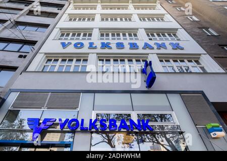 VIENNA, Austria - 6 Novembre 2019: Volksbank logo preso di fronte al locale ufficio di Vienna. Volksbank, o osterreichische volksbanken o OVAG Foto Stock