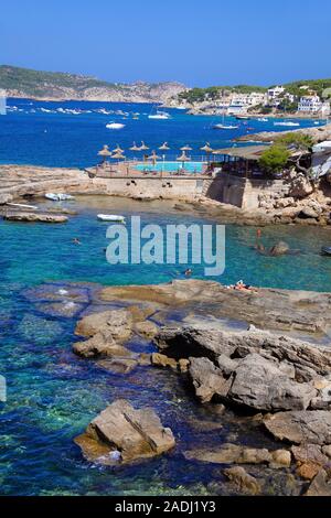 La balneazione rocciosa baia con acqua cristallina a San Telmo, Maiorca, isole Baleari, Spagna Foto Stock