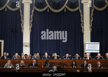 Washington, Stati Uniti. 04 Dic, 2019.Washington DC, Stati Uniti d'America. 04 Dic, 2019. Washington DC, Stati Uniti d'America. 4 dicembre, 2019. I membri del Parlamento Comitato Giudiziario preparare alla domanda studiosi costituzionale Noah Feldman dell'Università di Harvard, Pamela Karlan della Stanford University, Michael Gerhardt dell'Università della Carolina del Nord, e Jonathan Turley di George Washington University nel corso di una audizione in Longworth House Edificio per uffici a Capitol Hill 4 Dicembre 2019 a Washington, DC. Foto Stock