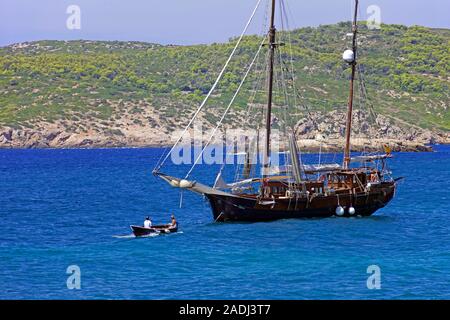 Storico di barca a vela a minuscola isola Pantaleu, San Telmo, Maiorca, isole Baleari, Spagna Foto Stock