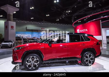 LOS ANGELES, CA/STATI UNITI D'America - 21 novembre 2019: UN 2021 Toyota RAV4 SUV presso il Los Angeles Auto Show. Foto Stock