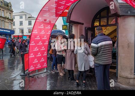 Coda di grandi dimensioni in corrispondenza della apertura della nuova Tim Horton shop a Leicester. Foto Stock