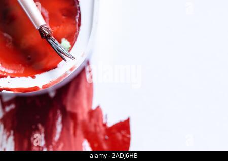 Pennello e abstract pennellata di vernice rossa sulla tela bianca. Arte moderna. Abstract di arte contemporanea per lo sfondo. Spruzzi di vernice. Arricciamento colorati. Foto Stock
