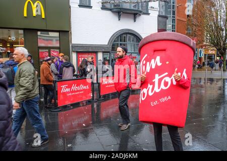 L'apertura del nuovo Tim Horton shop a Leicester. Foto Stock