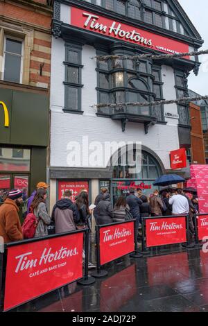 Coda di grandi dimensioni in corrispondenza della apertura della nuova Tim Horton shop a Leicester. Foto Stock