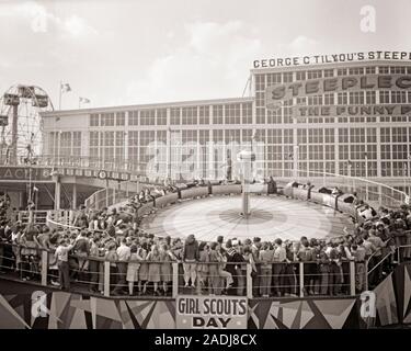 1940s folla di giovani si sono schierate PER PROVARE UN GIRO IN siepi parco divertimenti sulla ragazza SCOUT GIORNO Coney Island New York STATI UNITI D'AMERICA - Q41155 CPC001 HARS gioia di stile di vita folle velocità femmine GRUPPO SCOUT STATI UNITI SPAZIO COPIA AMICIZIA LADIES MESSA ALLE PERSONE DEGLI STATI UNITI D'AMERICA maschi rischio ragazza adolescente ragazzo adolescente spettacolo del Carnevale B&W RACCOLTA RESORT divertimento felicità emozione elevato angolo avventura per il tempo libero di ricreazione EMOZIONI PROVATE FINO NYC CONEY ISLAND NEW YORK CITTÀ MIDWAY NEW YORK CITY SIEPI BOROUGH novellame pre-teen pre-teen BOY PRE-TEEN GIRL RIDES AFFOLLANO STARE INSIEME Foto Stock