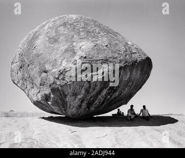 Anni sessanta anni settanta anonimo STAGLIANO FAMILIARE PER QUATTRO PERSONE SEDUTE IN OMBRA equilibrato di roccia di MAHABALIPURAM KRISHNA BUTTERBALL DELL - r21757 LAN001 HARS NOSTALGIA FRATELLO OLD FASHION sorella capretti equilibrio sicurezza comico INDIA mistero figli di famiglie celebrazione dello stile di vita le femmine fratelli sposati coniuge rurale mariti spazio copia di metà lunghezza LADIES FIGLIE PERSONE SCENIC maschi rischio fiducia fratelli sorelle padri ombra B&W PARTNER bizzarro di appoggio strana avventura DI PROTEZIONE PER IL TEMPO LIBERO STAGLIANO grottesca scelta papà ricreazione turistico ZANY GIGANTESCO IN non convenzionale di pari livello di attrazione Foto Stock