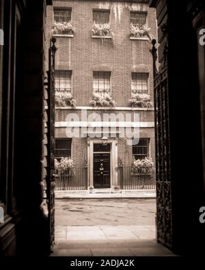 1930s VIEW 10 Downing Street A CASA DEL PRIMO MINISTRO BRITANNICO DAL COMMONWEALTH OFFICE BUILDING City of Westminster Londra Inghilterra - r7565 HAR001 HARS Ministro Primo edificio PORTA ANTERIORE CONCETTI SIMBOLICO IN BIANCO E NERO GEORGIAN GRAN BRETAGNA HAR001 in vecchio stile di rappresentazione REGNO UNITO WHITEHALL Foto Stock
