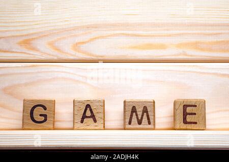 Gioco word cubi di legno su sfondo di legno, mock up, template, banner con copia spazio per testo, riprodurre video giochi, gioco d'azzardo online, 3D render Foto Stock