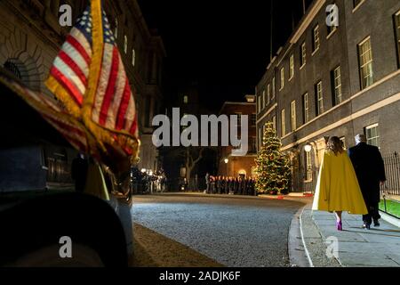 Londra, Regno Unito. 03 dicembre, 2019. Stati Uniti Presidente Donald Trump, destro e la First Lady Melania Trump arrivano al Clarence House per soddisfare con il principe Charles, Principe di Galles e Camilla, duchessa di Cornovaglia precedendo la NATO alliance summit 3 Dicembre 2019 a Londra, Regno Unito. La riunione al vertice segna il settantesimo anniversario dell'Organizzazione del Trattato del Nord Atlantico. Credito: Shealah Central Plaza Hotel/Planetpix/Alamy Live News Foto Stock